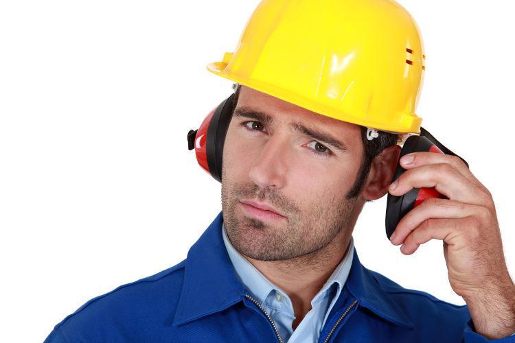 Homme retirant son casque pour communiquer en milieu bruyant