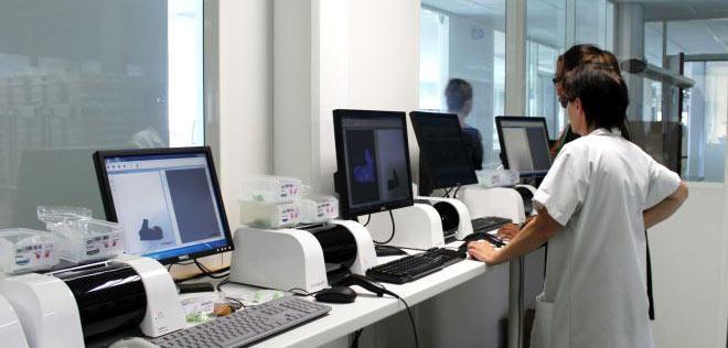 Salariés du Laboratoire Cotral scannant des empreintes d' oreilles